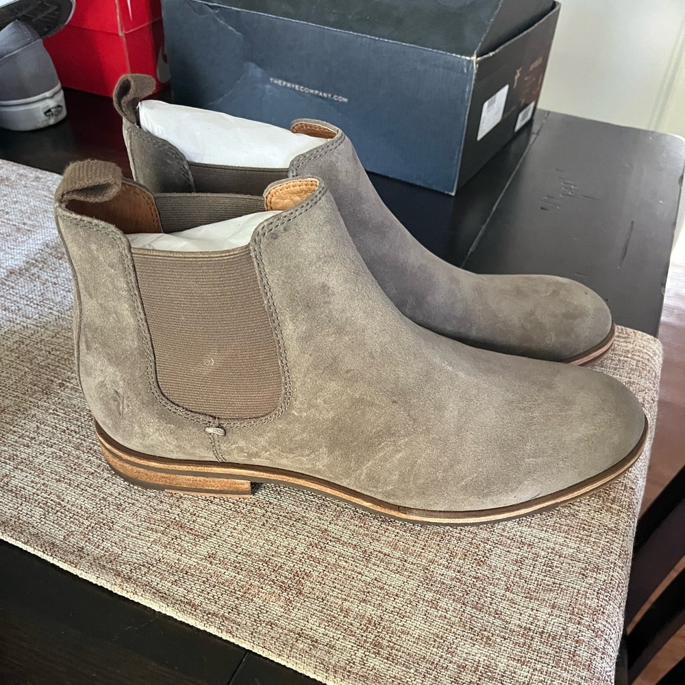 Men’s size 9 Frye Chelsea Boots